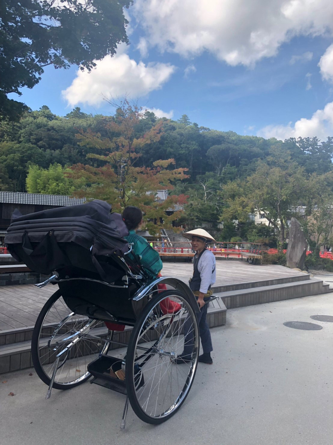 修善寺温泉　人力車　とっこ公園リバーテラス杉の湯の前で